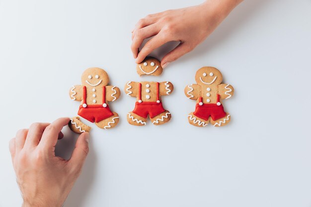 Hände mit zerbrochenen Lebkuchen