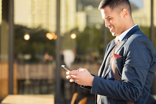 Hände reisen oder Geschäftsmann mit Telefon für die Vernetzung von sozialen Medien oder Kommunikation in der Londoner Straße Suchen Sie glücklich oder Manager mit Smartphone für die Recherche im Internet oder die Überprüfung von Bloginhalten im Freien