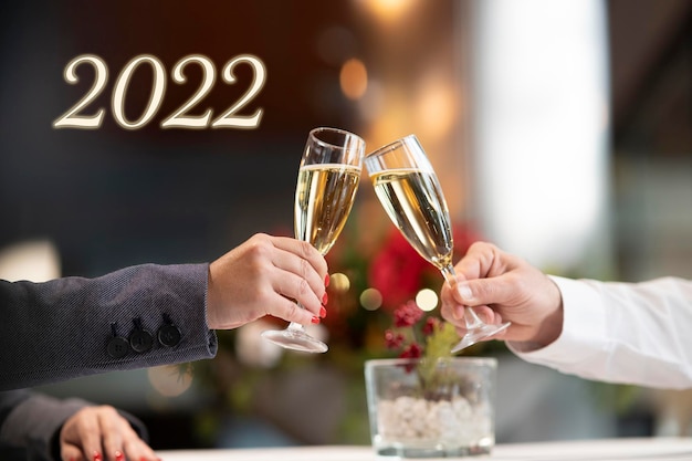 Hände rösten mit Champagner, Neujahr 2022