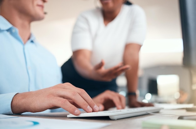 Hände Tastatur und Tippen mit einem Mann und Manager, der in einem Callcenter für den Kundenservice arbeitet. Kontaktieren Sie uns Telemarketing und Vertrieb mit Geschäftsleuten bei der Arbeit an einem Schreibtisch in einem CRM-Büro zusammen