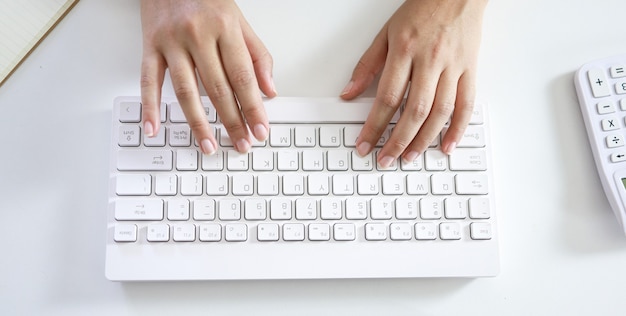 Hände tippen auf der Tastatur. Frau Hände auf der Tastatur Arbeiten zu Hause.