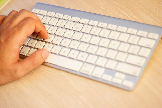 Hände tippen auf einem Laptop im Büro