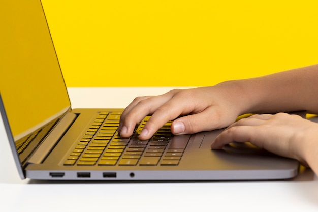 Hände tippen auf Laptop-Tastatur