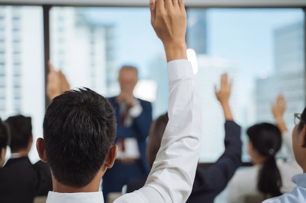 Foto hände und arme einer großen gruppe im seminar erhoben