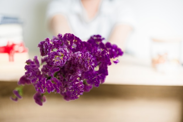 Hände und Blumensträuße aus Purpur