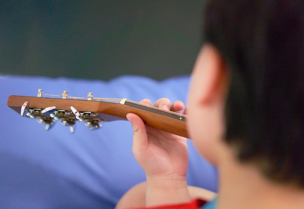 Hände und Finger, die Akkorde greifen, Gitarre spielen, von oben geschossen.Â