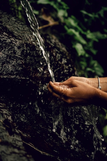 Hände unter fließendem Wasser Nahaufnahme