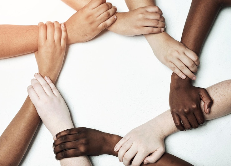 Foto hände vielfalt und kreis für synergie im studio mit kooperation engagement und teamarbeit mit handgriff menschen zusammen und weißer hintergrund mit unterstützung oder solidarität vertrauen und zusammenarbeit