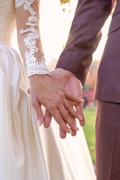 Hände von Brautpaar Frau und Mann verliebt