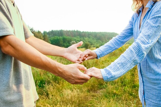 Foto hände von eltern und kind in der natur