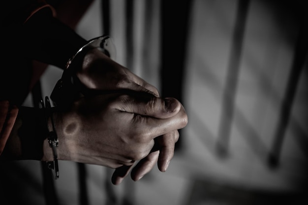 Hände von Frauen, die verzweifelt versuchen, das Konzept der eisernen Gefängnisgefangenen zu fangen