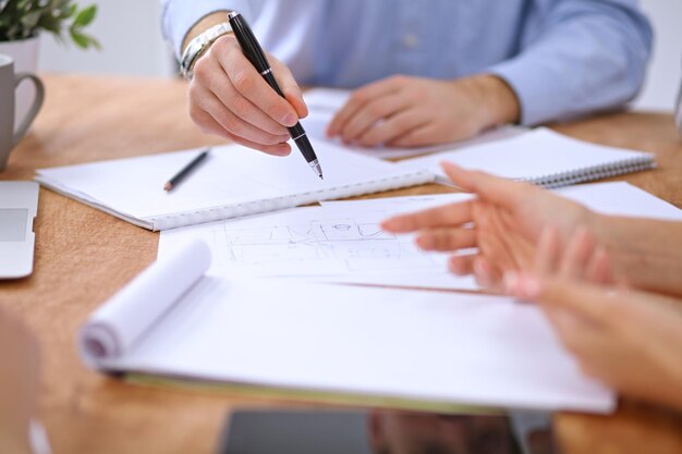 Hände von Geschäftsleuten, die sich um den Tisch treffen. Start-up-Team