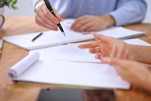 Hände von Geschäftsleuten, die sich um den Tisch treffen. Start-up-Team