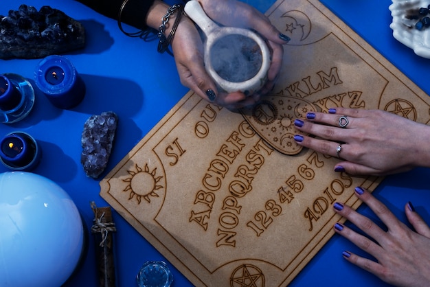 Foto hände von oben mit ouija-brett