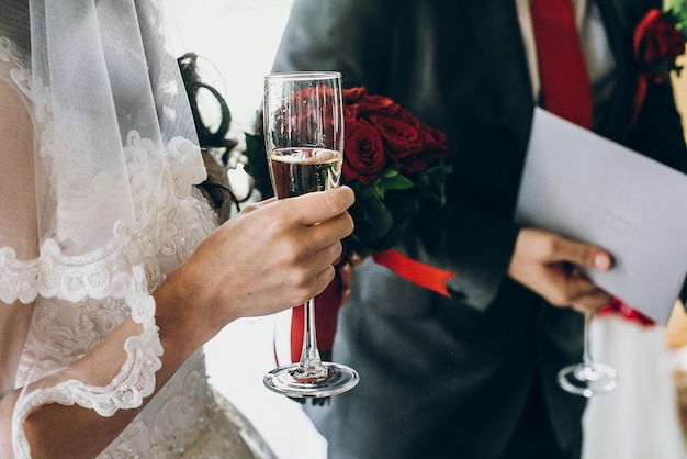 Foto hände von stilvollen menschen, die mit gläsern champagner jubeln