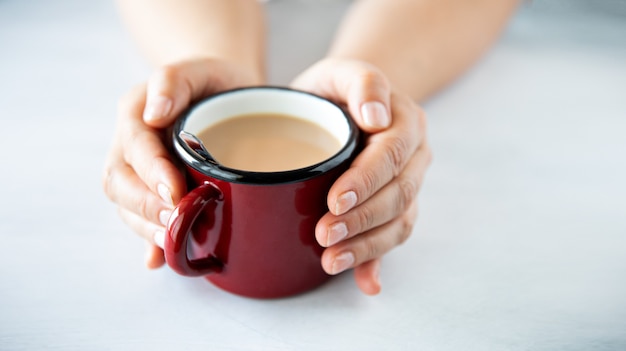 Hände wärmen mit heißem Kaffee