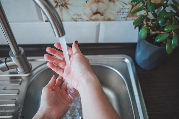 Hände waschen im Badezimmer