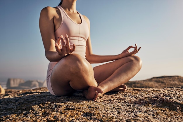 Hände Yoga und Frau in Lotus posieren in der Natur für Wellness, Frieden und Zen am blauen Himmel Mockup Fitness-Mädchen und Meditationstraining und Energie-Outdoor-Mentalität Atem- und Körperhaltungstraining