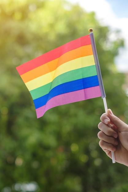 Hände zeigen LGBTQ-Regenbogenflagge