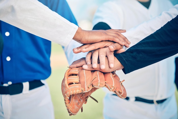 Hände zusammen, Baseballmannschaft und Sportgemeinschaft, Unterstützung der Softball-Gruppe im Freien, Zusammenarbeit, Teamarbeit und Solidarität der Sportler, Motivation auf dem Spielfeld für Fitnessübungen und Training