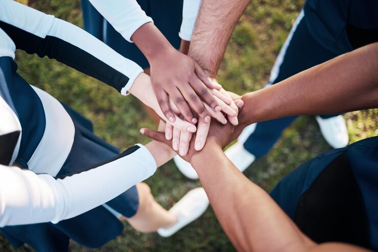 Foto hände zusammen und menschen im sport drängen sich für unterstützung und solidarität im athletenteam mit draufsicht. fitnessgruppe im freien, zusammenarbeit und vertrauensmission in partnerschaftssynergie und spielplan