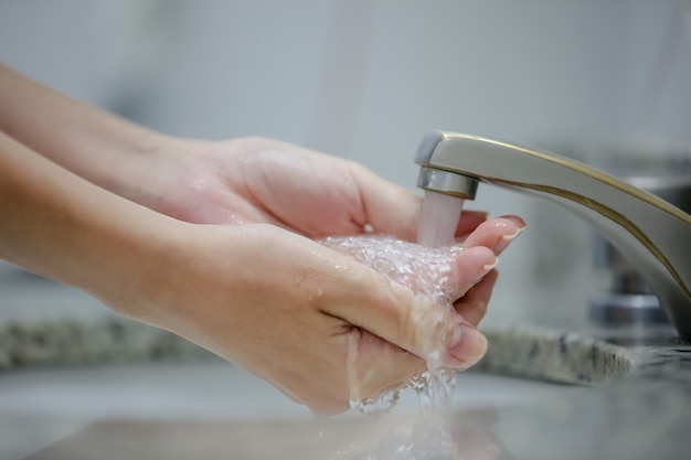 Händedesinfektion am Wasserhahn verhindert Covid19