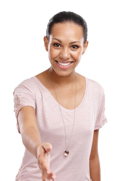 Händedruck glücklich und Porträt einer Frau in einem Studio zur Begrüßung oder Vereinbarung Freundliches Glück und weibliches Modell mit einer zitternden Handgeste für einen Deal, der durch einen weißen Hintergrund isoliert ist