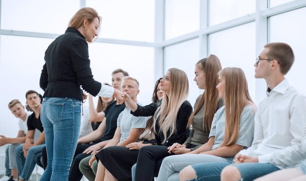 Händedruck junger Menschen während der kaufmännischen Ausbildung