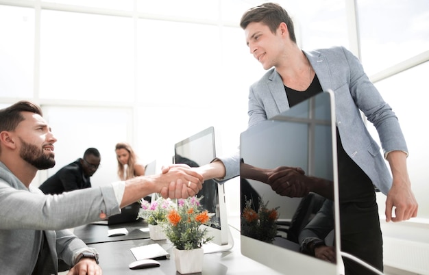 Foto händedruck kollegen im computerraum