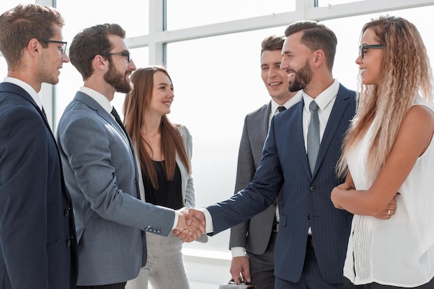 Händedruck von Geschäftsleuten bei einem Meeting im Büro