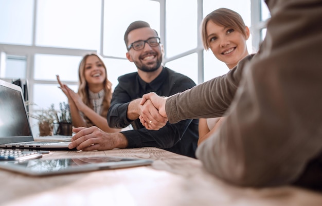 Händedruck von Geschäftsleuten bei einem Meeting im Büro