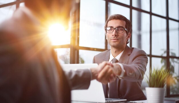 Händedruck von Geschäftsleuten, die im Büro Geschäfte machen. Halten Sie die Hand und schütteln Sie die Hand