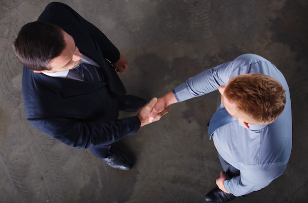 Händeschüttelnde Geschäftsperson im Büro. Konzept der Teamarbeit und Geschäftspartnerschaft