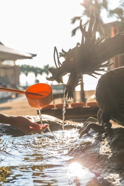 Händewaschen im japanischen Tempel