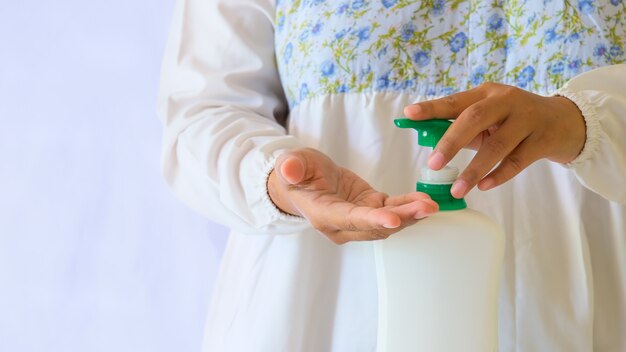 Händewaschen mit Flüssigseife oder Alkoholgel aus der Pumpflasche. Infektionsprävention und -kontrolle des Covid-19-Coronavirus-Ausbruchs. Hygiene- und Gesundheitskonzept