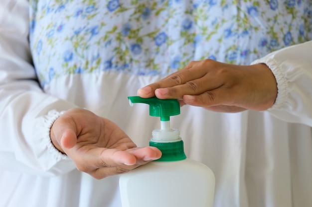 Händewaschen mit Flüssigseife oder Alkoholgel aus der Pumpflasche. Infektionsprävention und -kontrolle des Covid-19-Coronavirus-Ausbruchs. Hygiene- und Gesundheitskonzept