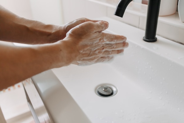 Händewaschen mit Schaum im Toilettenkonzept der Reinigung und des Schutzes