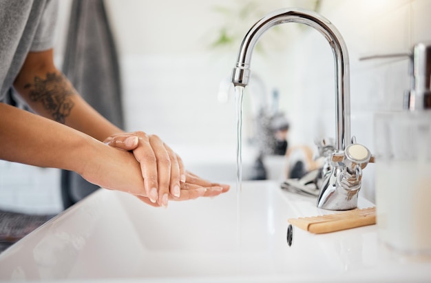 Händewaschen mit Wasser oder Covid-Bakterien-Reinigung im heimischen Badezimmer, Küchenspüle oder Hauswasserhahn Zoom auf Frau in Sicherheit oder Wellness-Hautpflege für die Sicherheit im Gesundheitswesen, um die Ausbreitung des Corona-Virus zu stoppen