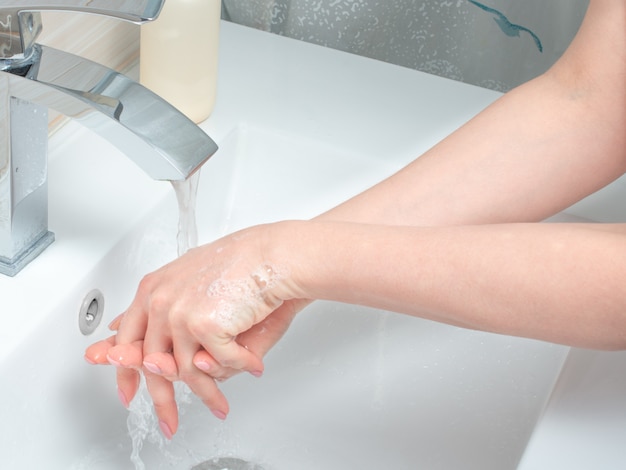 Händewaschen. Saubere Hände schützen vor Infektionen Schützen Sie sich, reinigen Sie Ihre Hand regelmäßig. Waschen Sie Ihre Hände mit Wasser und Seife. Wie wasche ich meine Hände richtig? Hände reinigen. Hygiene