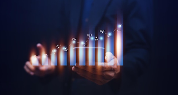 Händler, der ein digitales Diagramm auf einem Technologiebildschirm für den Handel mit Online-Börsenforex oder -börsen hält