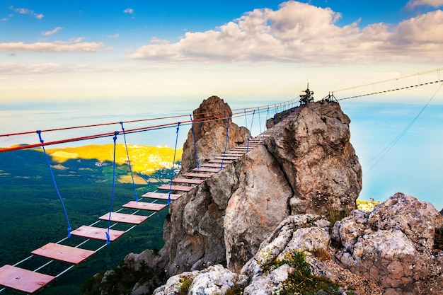 Hängebrücke auf dem Berg Ai-Petri auf der Krim. Schöne Sommerlandschaft bei Sonnenuntergang. Berühmtes Reiseziel