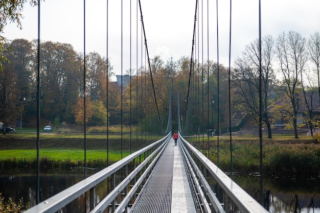 Hängebrücke aus Stahl über den Fluss Musa