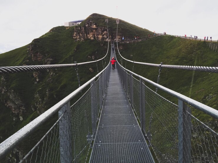 Foto hängebrücke gegen den berg
