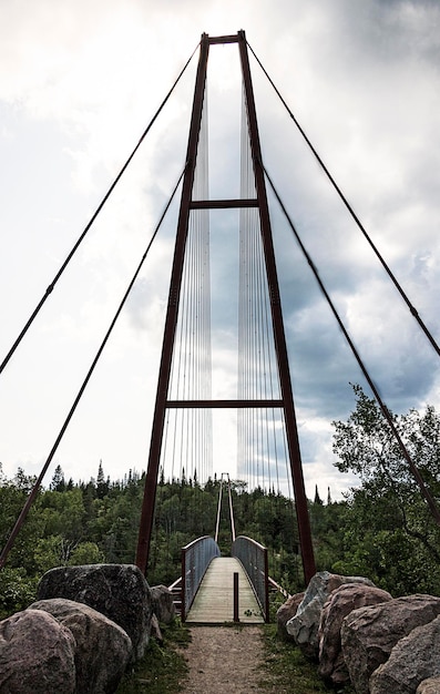 Foto hängebrücke gegen den himmel in der stadt