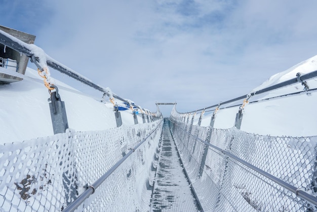 Hängebrücke im Schnee Engelberg Skigebiet Schweiz