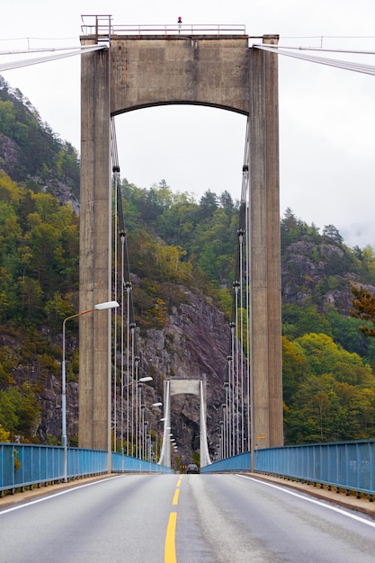 Hängebrücke in den norwegischen Bergen