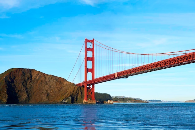 Hängebrücke über dem Meer