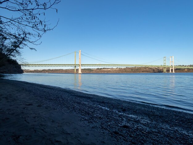 Foto hängebrücke über dem meer