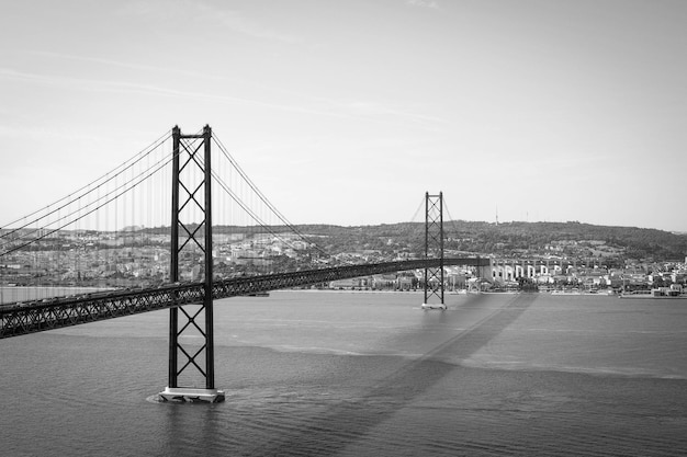 Foto hängebrücke über den fluss