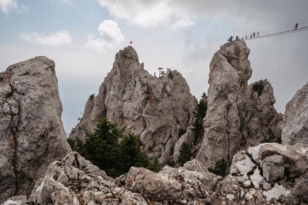 Hängebrücke über einer Klippe im AiPetri-Gebirge Krim